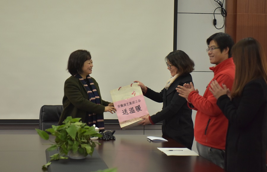 12.王主席到演艺院线送温暖.jpg